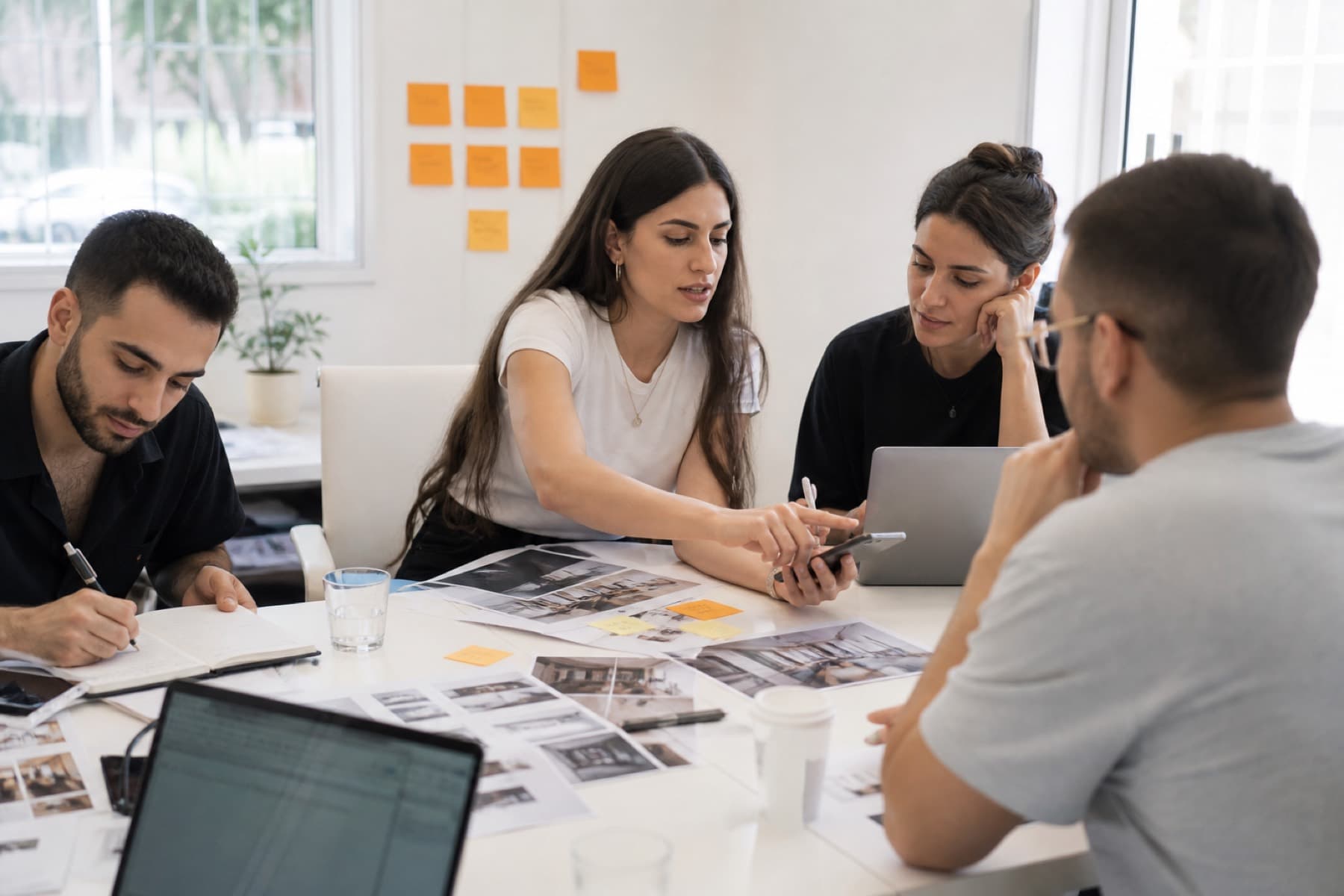 צוות שיווק מנתח נתוני קמפיינים וחיפוש אורגני